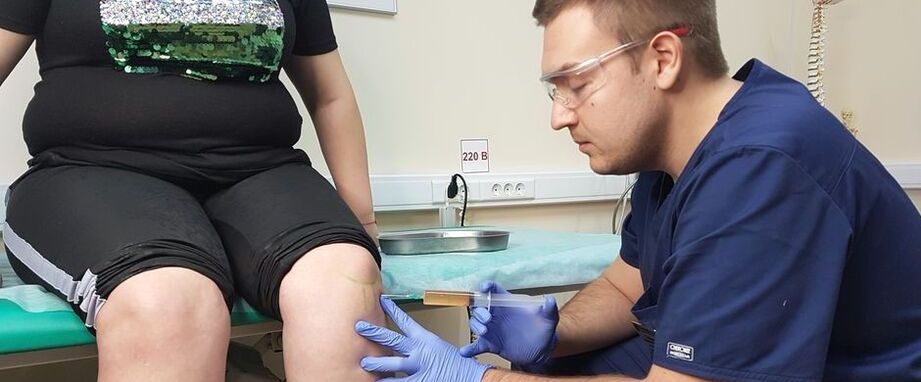 Ortopēds osteoartrīta gadījumā veic intraartikulāru injekciju ceļa locītavā