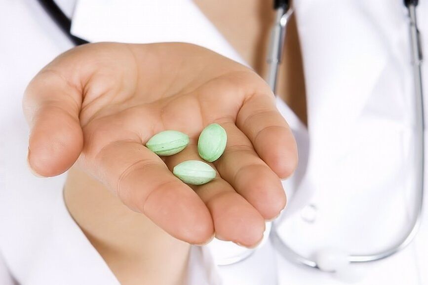ārsts piedāvā tabletes sāpēm muguras lejasdaļā