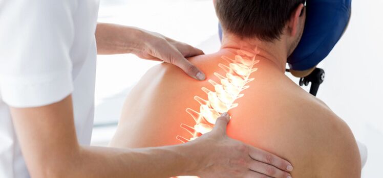 Pacients ar osteohondrozi tiek pārbaudīts pie ārsta